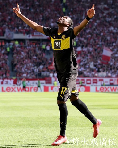 主裁:安萨拉拉扯丘库埃梅卡未判罚?属轻微动作 主裁:安萨拉拉扯丘库埃梅卡未判罚?属轻微动作